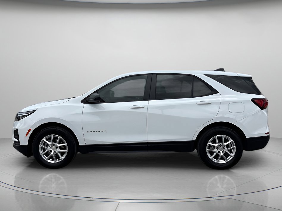 Used 2024 Chevrolet Equinox LS w/ LS Convenience Package image 2