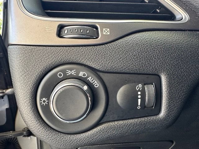 Used 2020 Jeep Cherokee Latitude FWD image 22