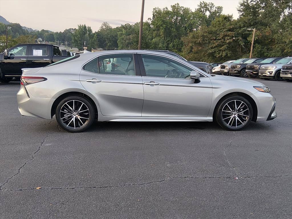 Used 2023 Toyota Camry SE FWD image 3