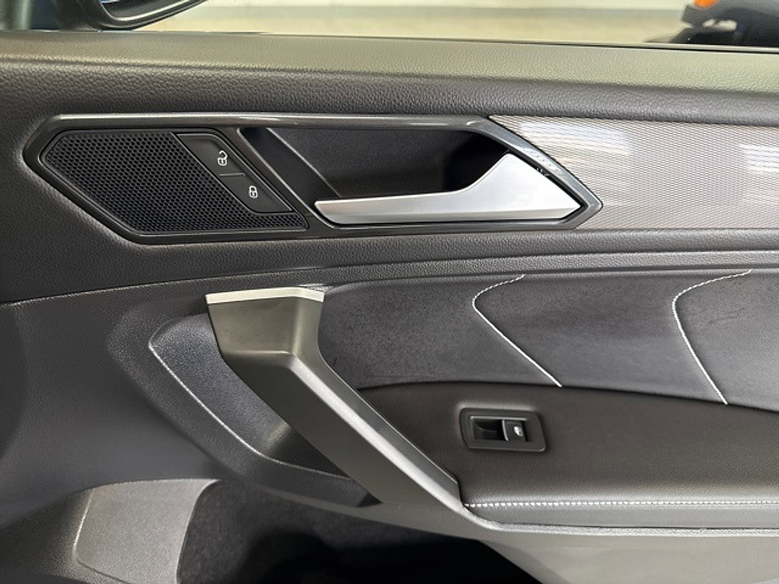 Used 2024 Volkswagen Tiguan SE image 51