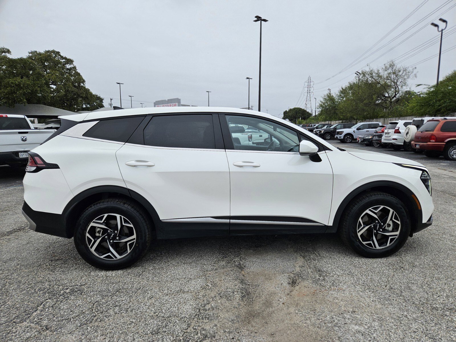 Used 2024 Kia Sportage LX image 2