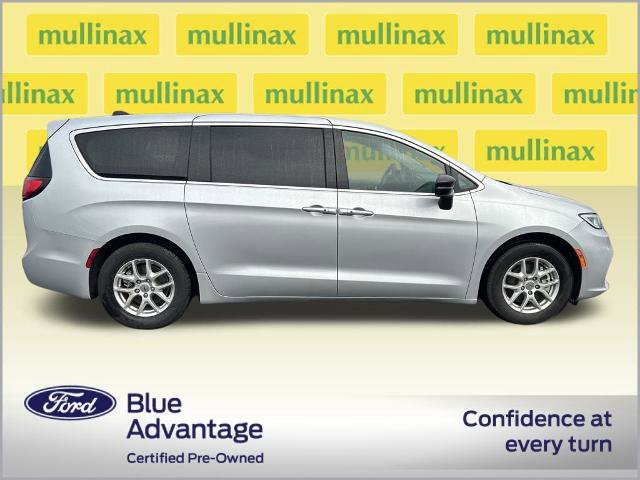Used 2024 Chrysler Pacifica Touring-L image 2