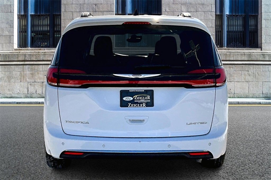 Used 2023 Chrysler Pacifica Limited image 4
