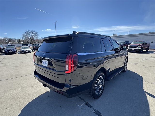 Certified 2025 Ford Expedition Active AWD/4WD image 3