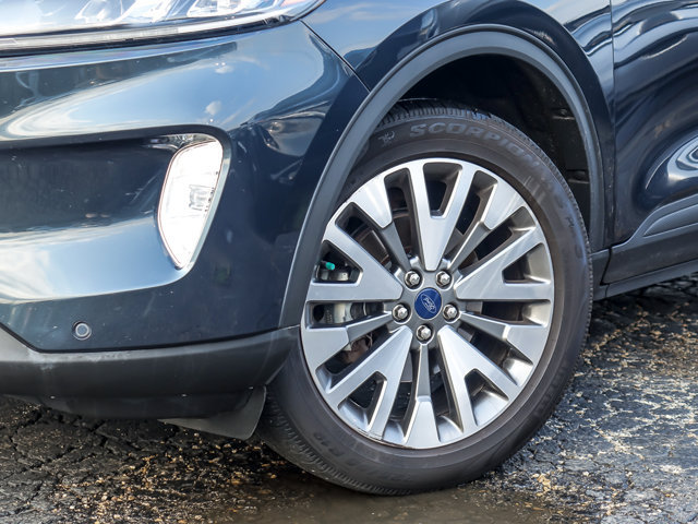 Certified 2022 Ford Escape Titanium AWD/4WD image 3