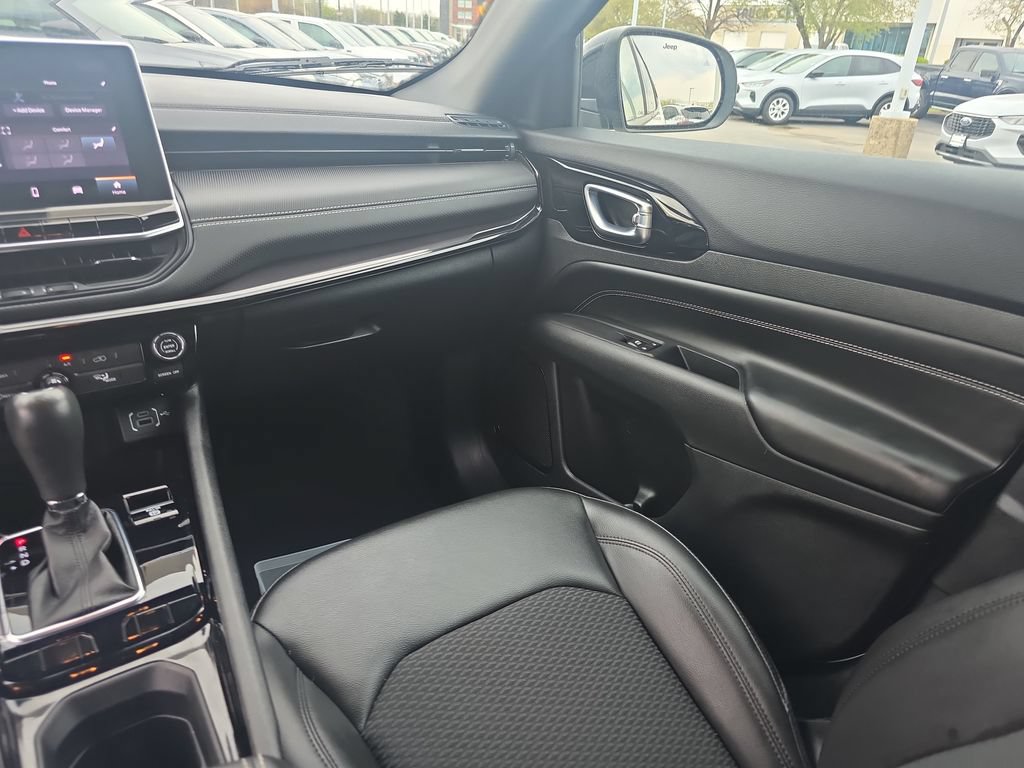 Used 2022 Jeep Compass Latitude FWD image 27