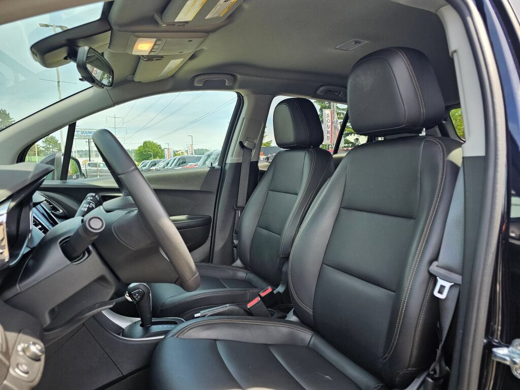 Used 2021 Chevrolet Trax LT w/ Premium Seat Package AWD/4WD image 16