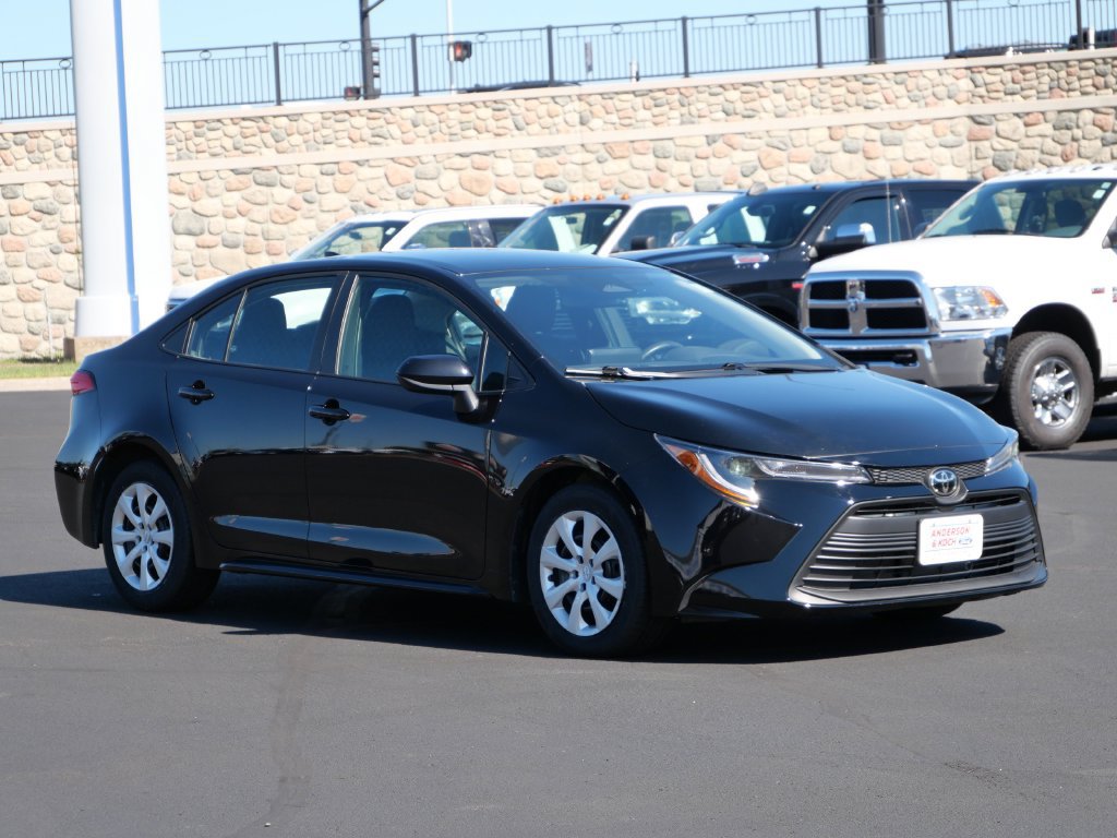 Used 2025 Toyota Corolla LE FWD image 4