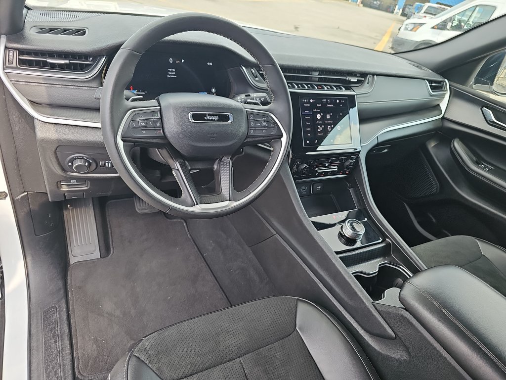 Used 2025 Jeep Grand Cherokee Altitude AWD/4WD image 16