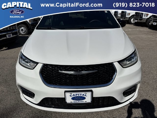 Used 2025 Chrysler Pacifica Select FWD image 10