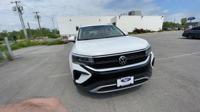 Used 2022 Volkswagen Taos SE w/ Panoramic Sunroof Package AWD/4WD image 3