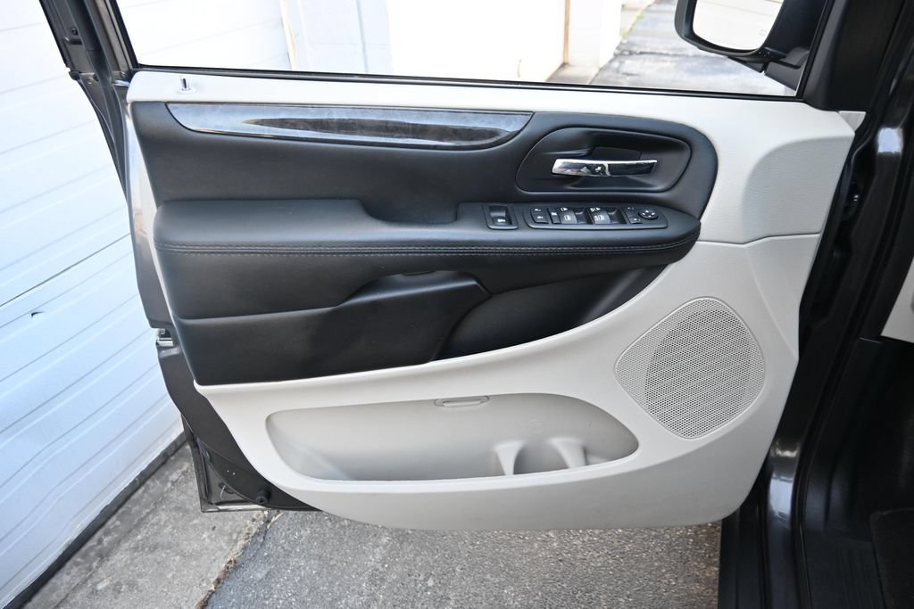 Used 2018 Dodge Grand Caravan SE w/ UConnect Hands-Free Group FWD image 18