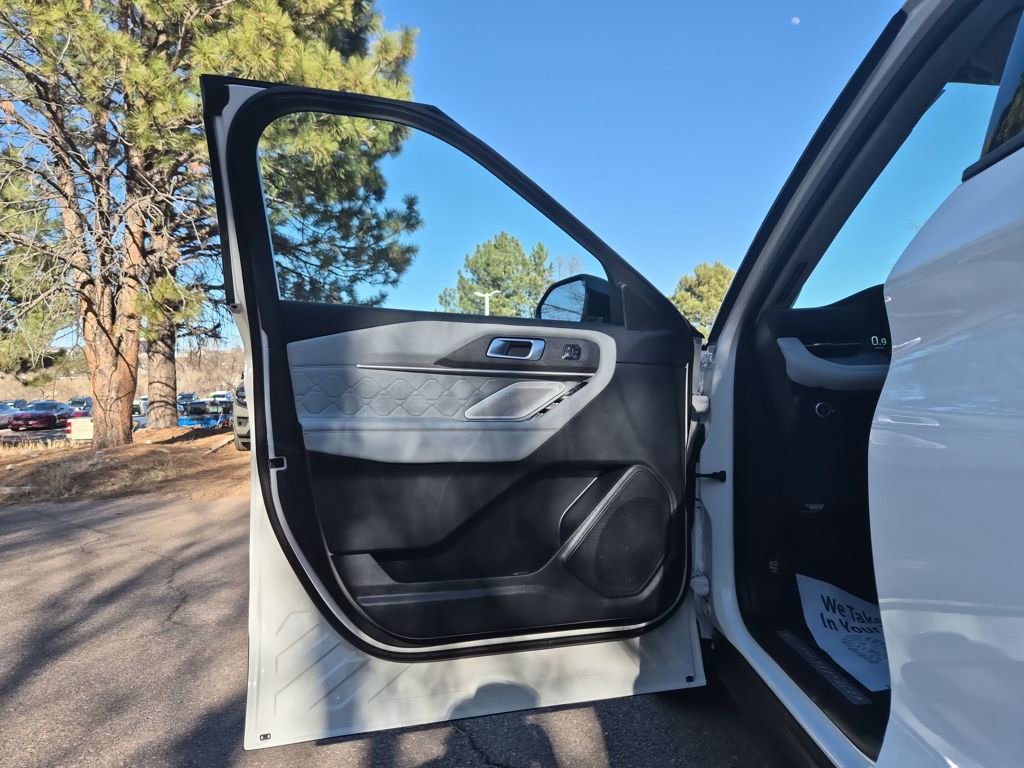 Certified 2025 Ford Explorer Platinum w/ LUX Leather Package image 9