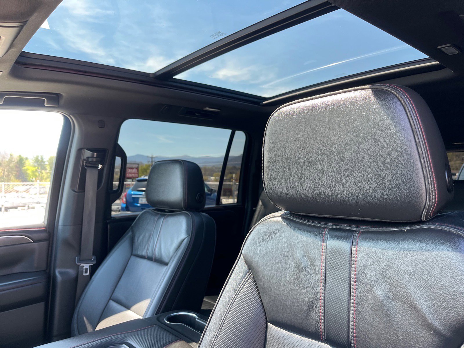 Used 2022 Chevrolet Suburban RST w/ Luxury Package image 7