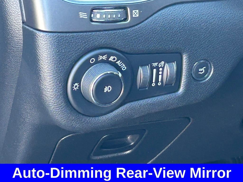 Used 2020 Jeep Cherokee Latitude Plus w/ Comfort/Convenience Group AWD/4WD image 36