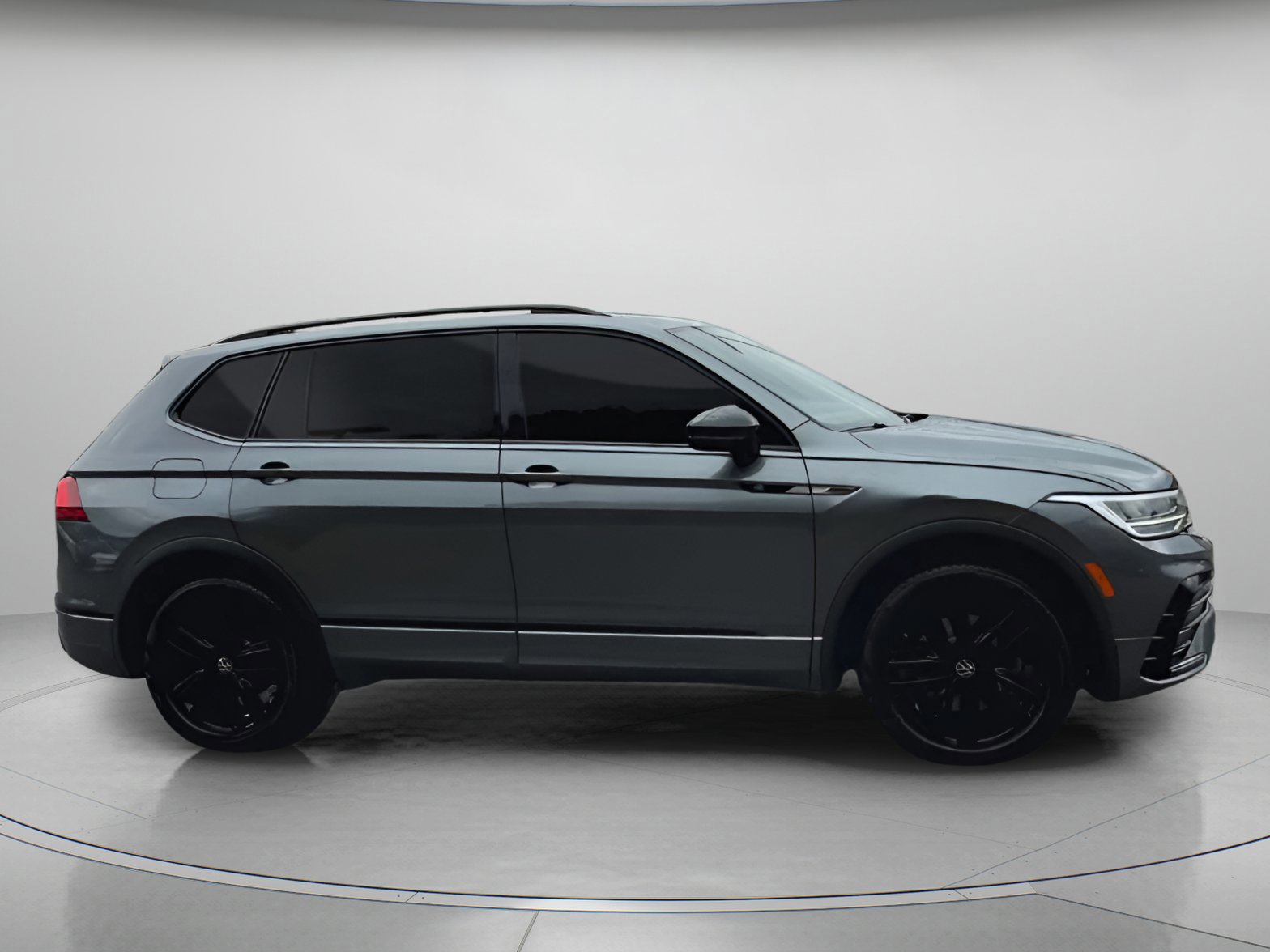 Used 2022 Volkswagen Tiguan SE R-Line image 25