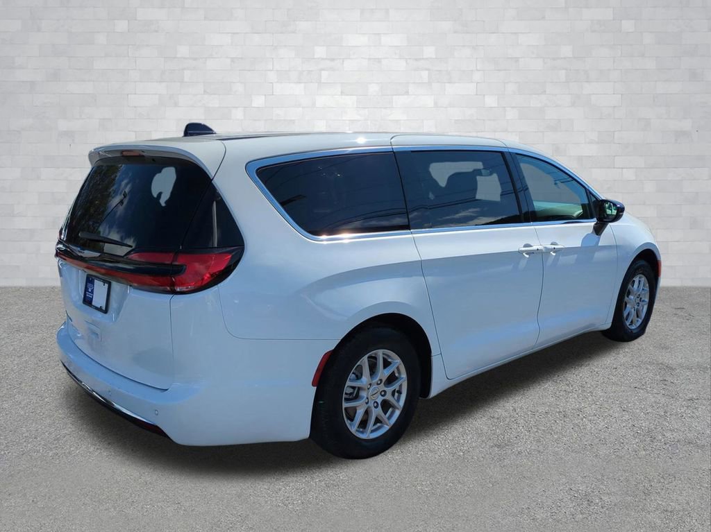 Used 2025 Chrysler Pacifica Select FWD image 5