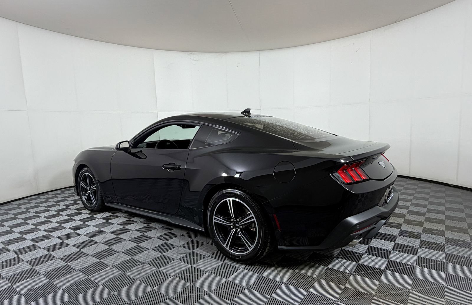 Certified 2024 Ford Mustang Coupe RWD image 3