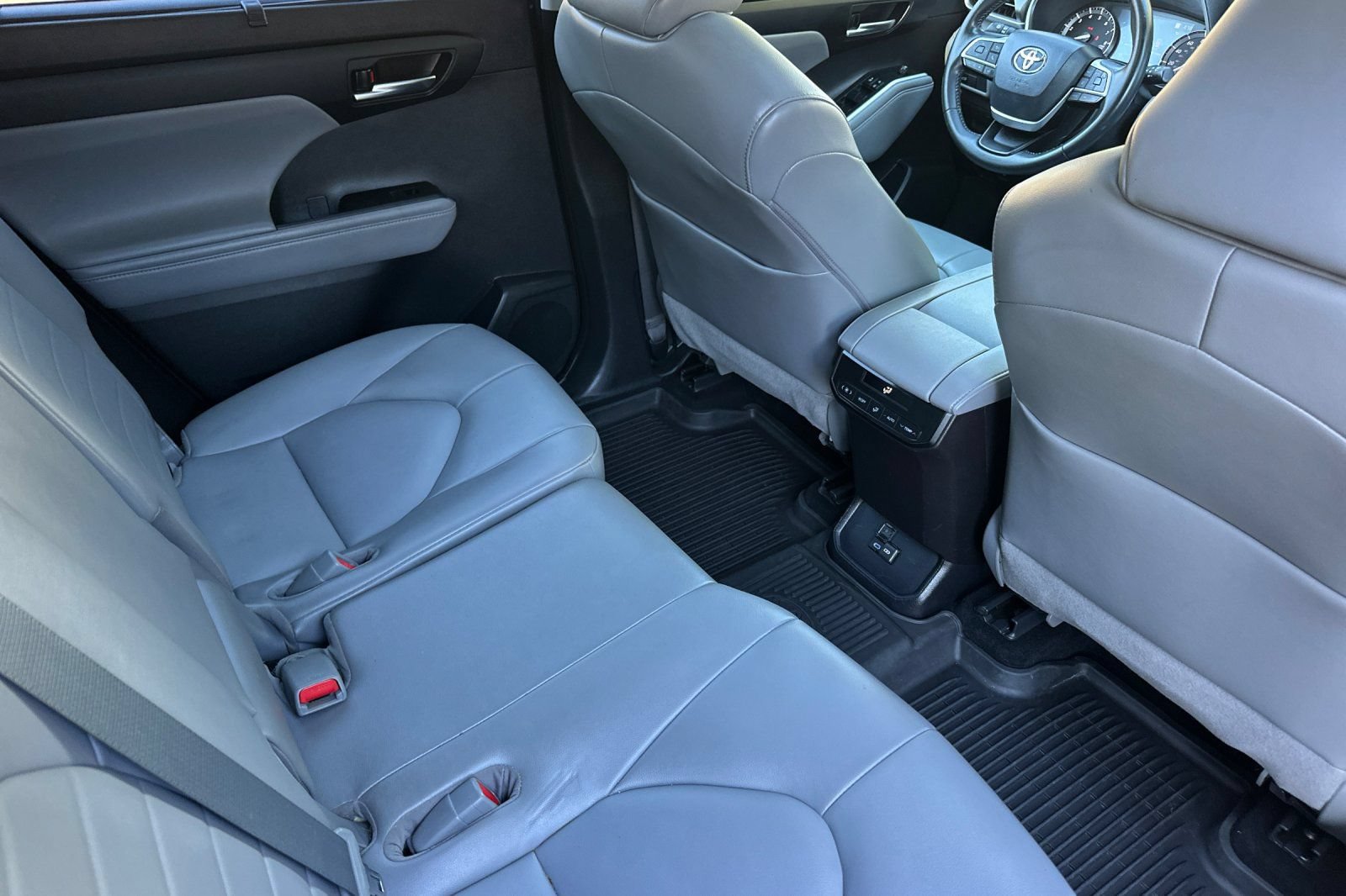 Used 2022 Toyota Highlander XLE AWD/4WD image 19