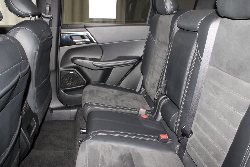 Used 2025 Mitsubishi Outlander AWD image 22
