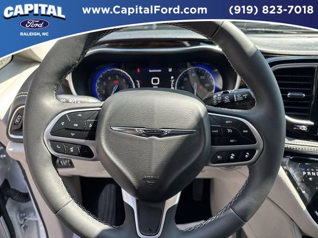 Used 2024 Chrysler Pacifica Limited FWD image 24