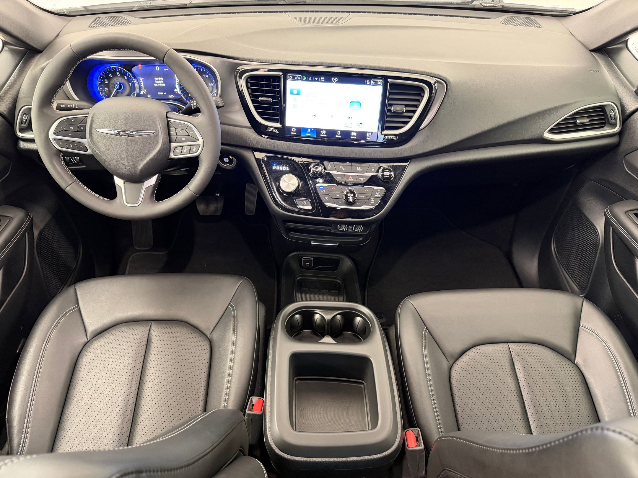 Used 2025 Chrysler Pacifica Select image 22