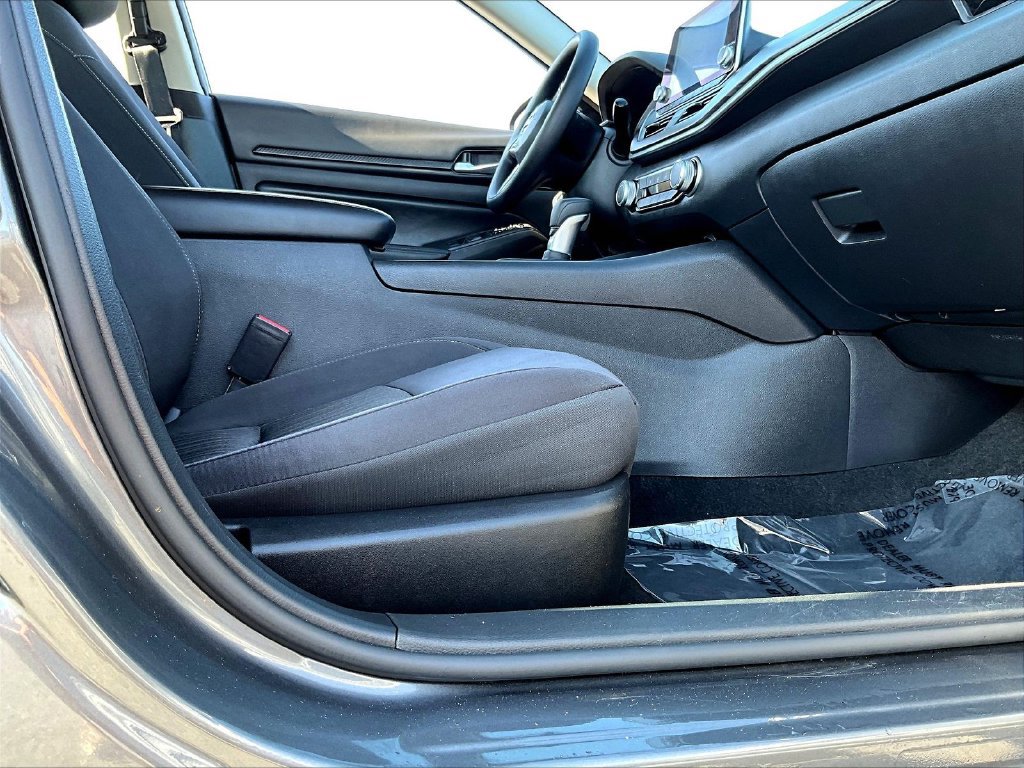 Used 2025 Nissan Altima 2.5 SV FWD image 33