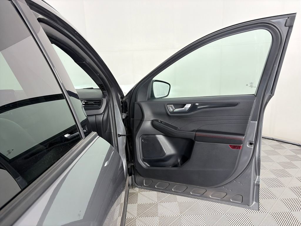 Certified 2025 Ford Escape ST-Line Select AWD/4WD image 30