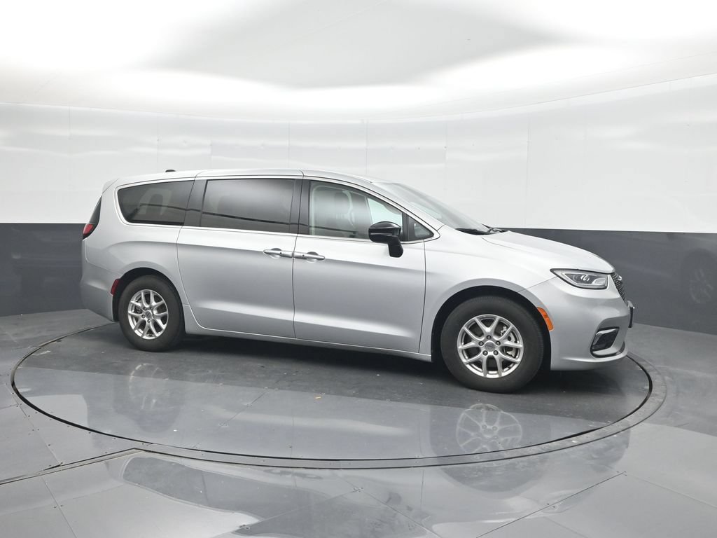Used 2024 Chrysler Pacifica Touring-L FWD image 11