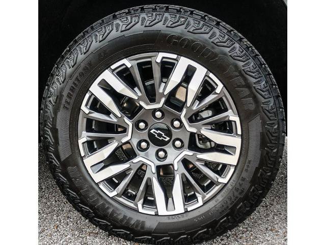 Used 2025 Chevrolet Suburban Z71 AWD/4WD image 7
