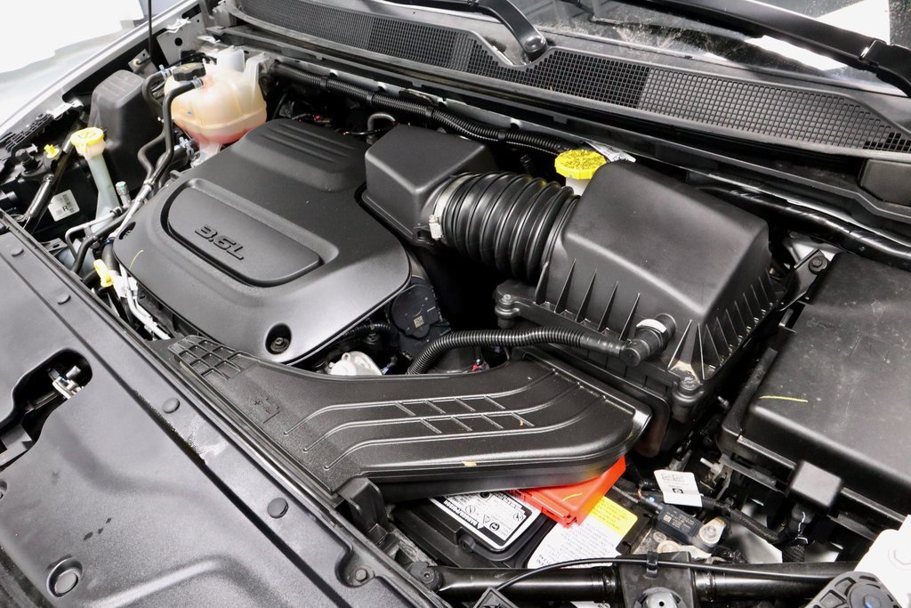 Used 2024 Chrysler Pacifica Touring-L image 16