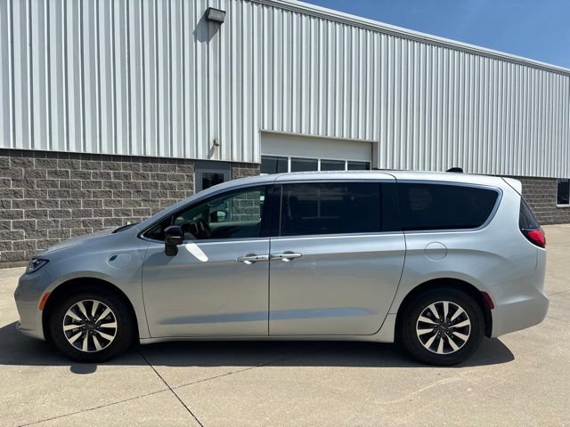 Used 2024 Chrysler Pacifica Limited FWD image 8