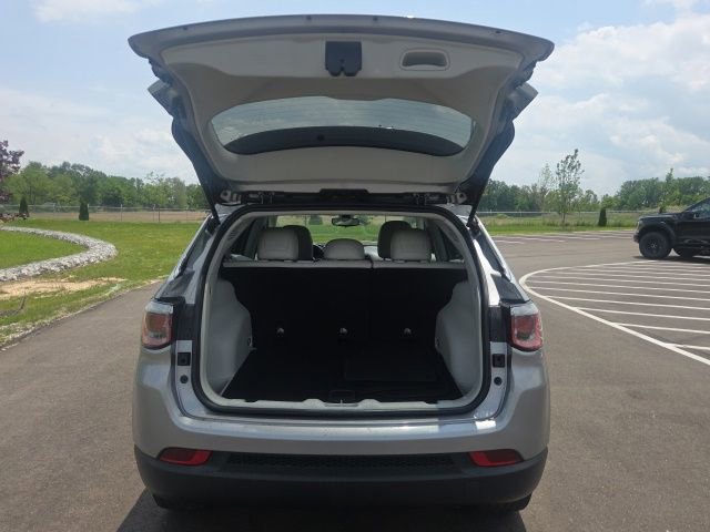 Used 2018 Jeep Compass Latitude FWD image 10