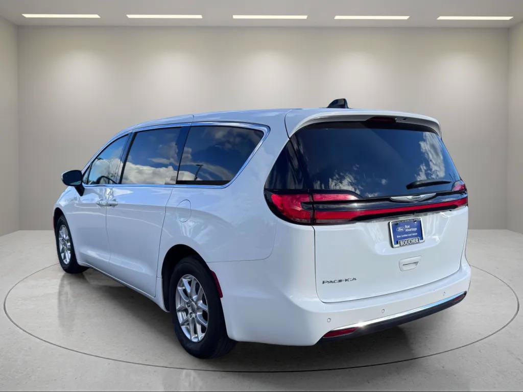 Used 2023 Chrysler Pacifica Touring-L FWD image 8