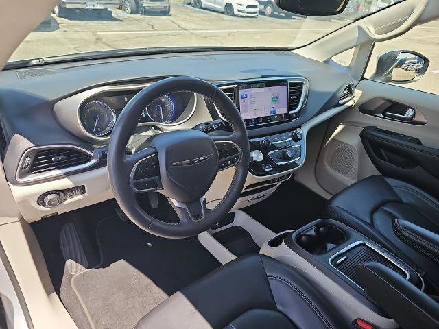 Used 2023 Chrysler Pacifica Touring-L FWD image 16