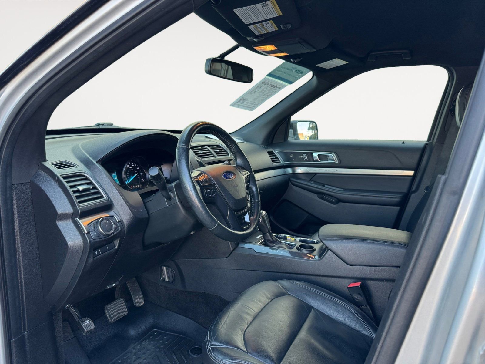 Certified 2018 Ford Explorer XLT w/ Equipment Group 202A image 9