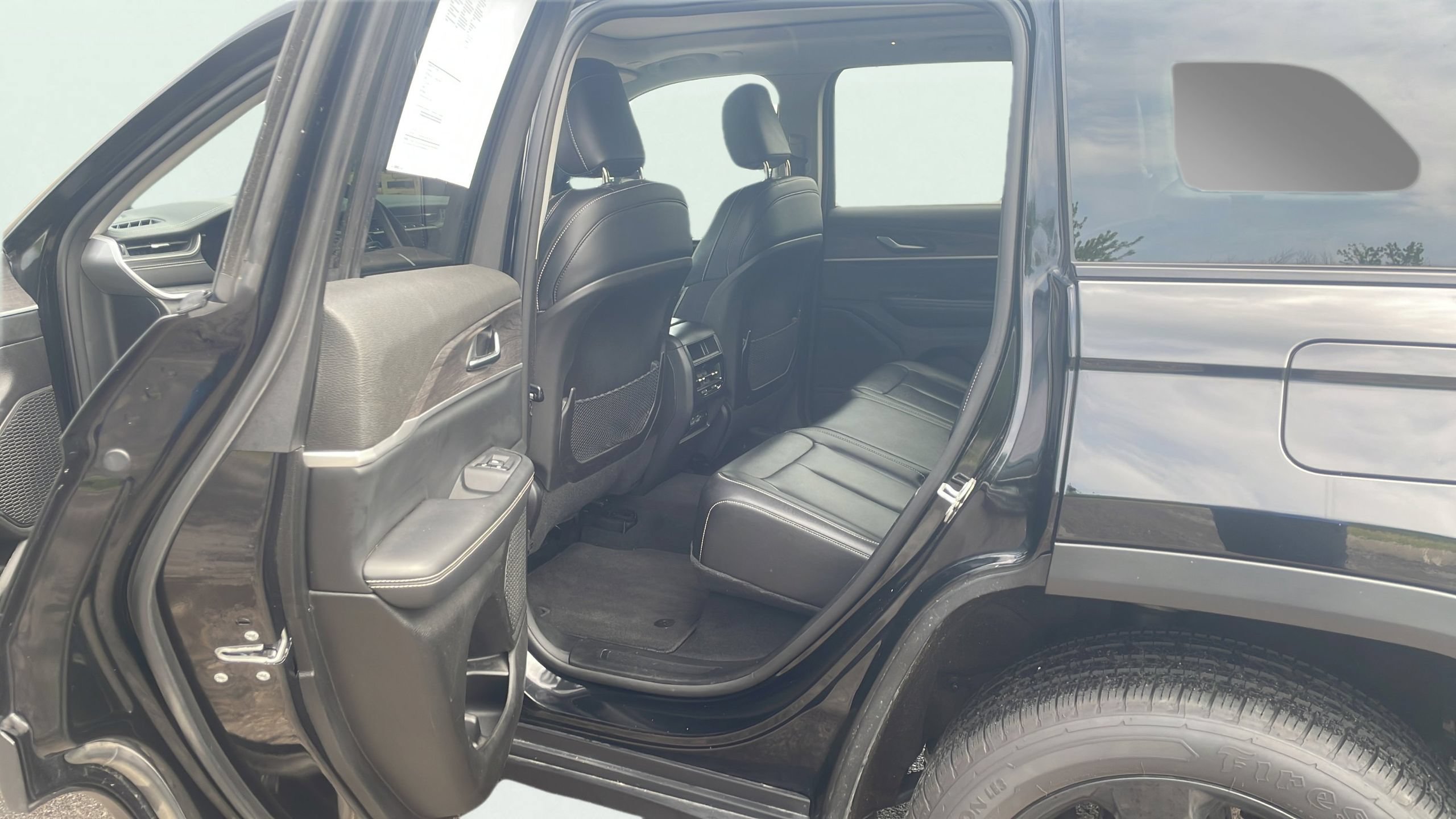 Used 2023 Jeep Grand Cherokee Limited w/ Black Appearance Package AWD/4WD image 13