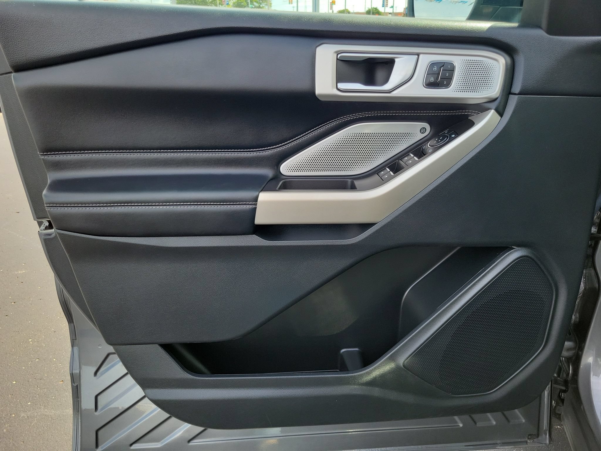 Certified 2023 Ford Explorer Limited w/ Limited Technology Package RWD image 6
