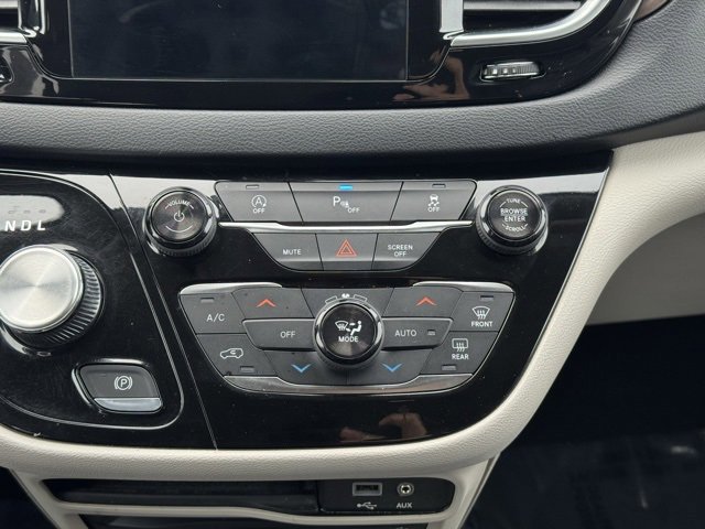 Used 2018 Chrysler Pacifica Touring-L Plus image 17