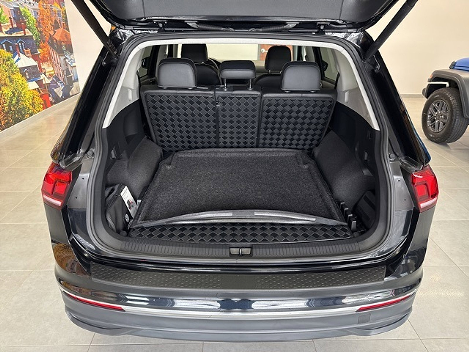 Used 2024 Volkswagen Tiguan SE image 44