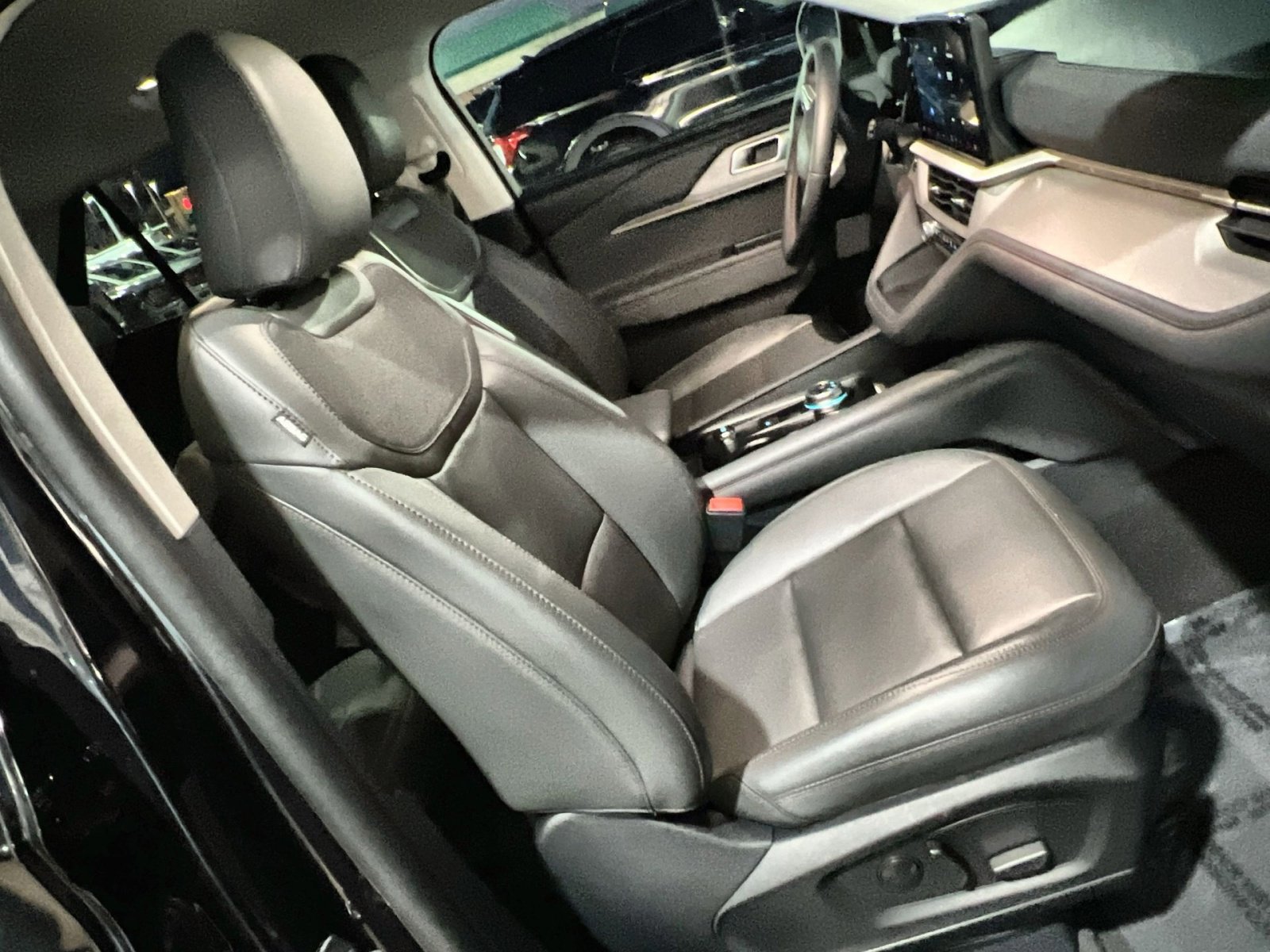 Certified 2025 Ford Explorer Active w/ Active Comfort Package image 27