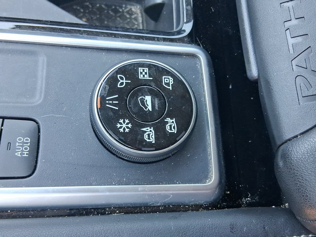 Used 2025 Nissan Pathfinder Platinum AWD/4WD image 15