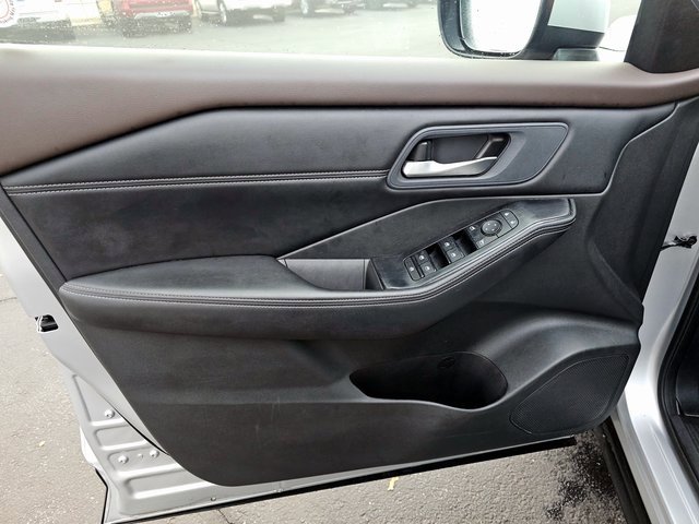 Used 2023 Nissan Rogue SV w/ SV Premium B Package image 28