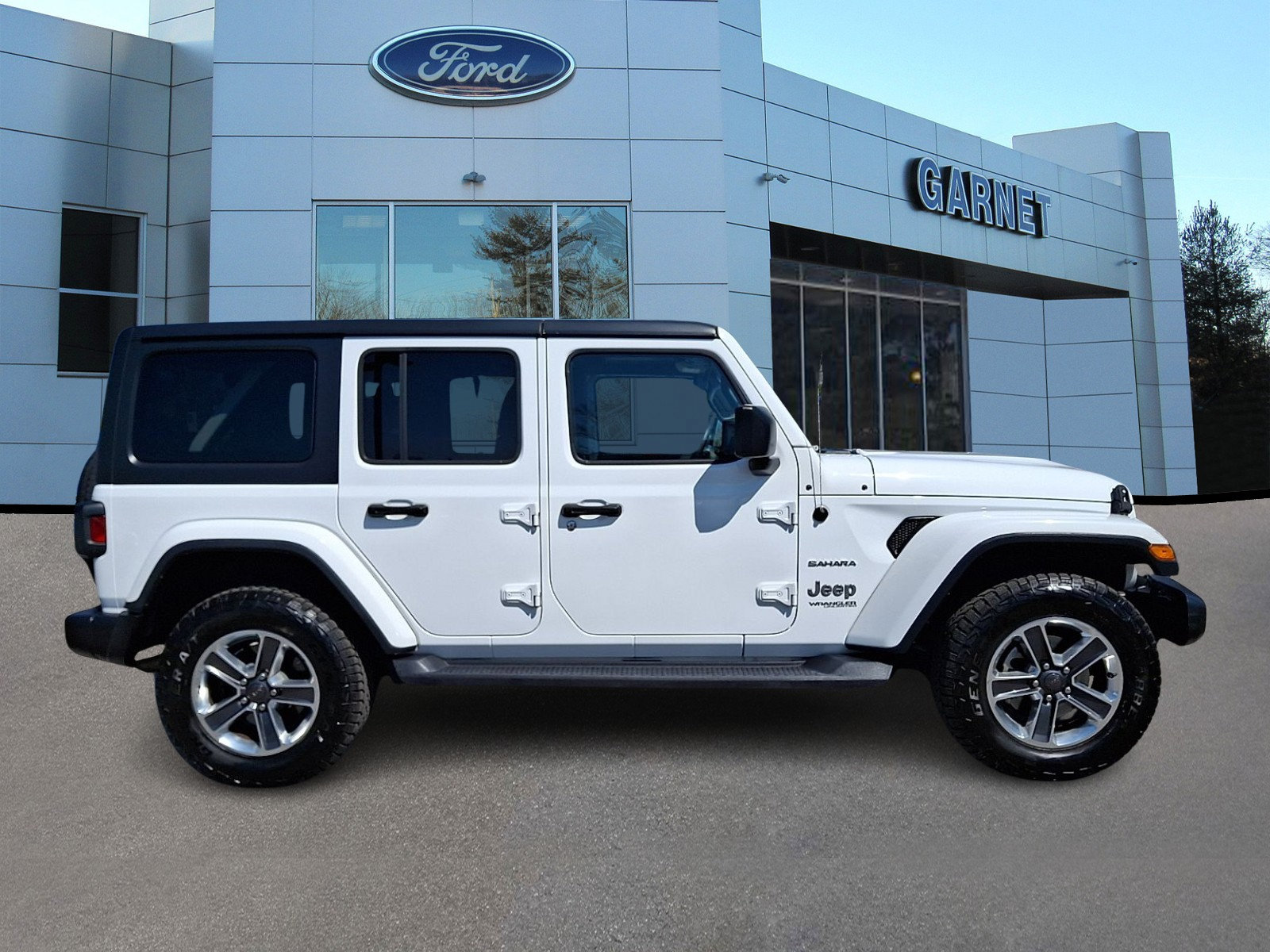 Used 2018 Jeep Wrangler Unlimited Sahara w/ Cold Weather Group AWD/4WD image 10