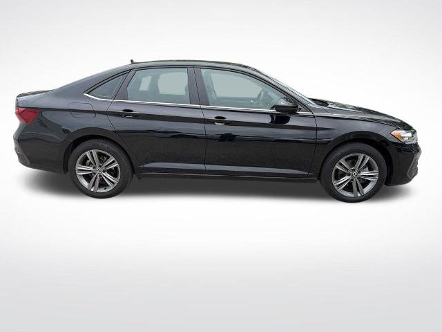 Used 2023 Volkswagen Jetta SE w/ Panoramic Sunroof Package FWD image 4