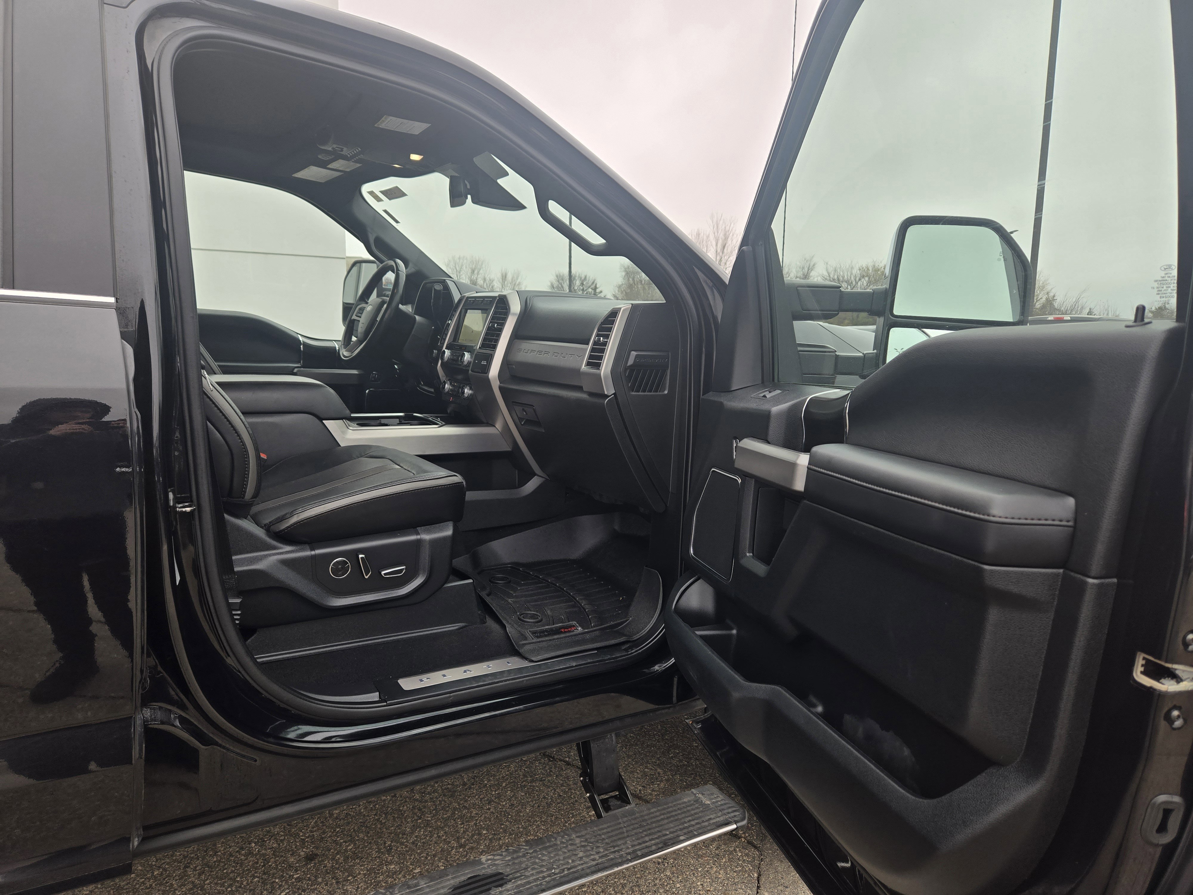 Certified 2019 Ford F350 Platinum w/ Platinum Ultimate Package image 20