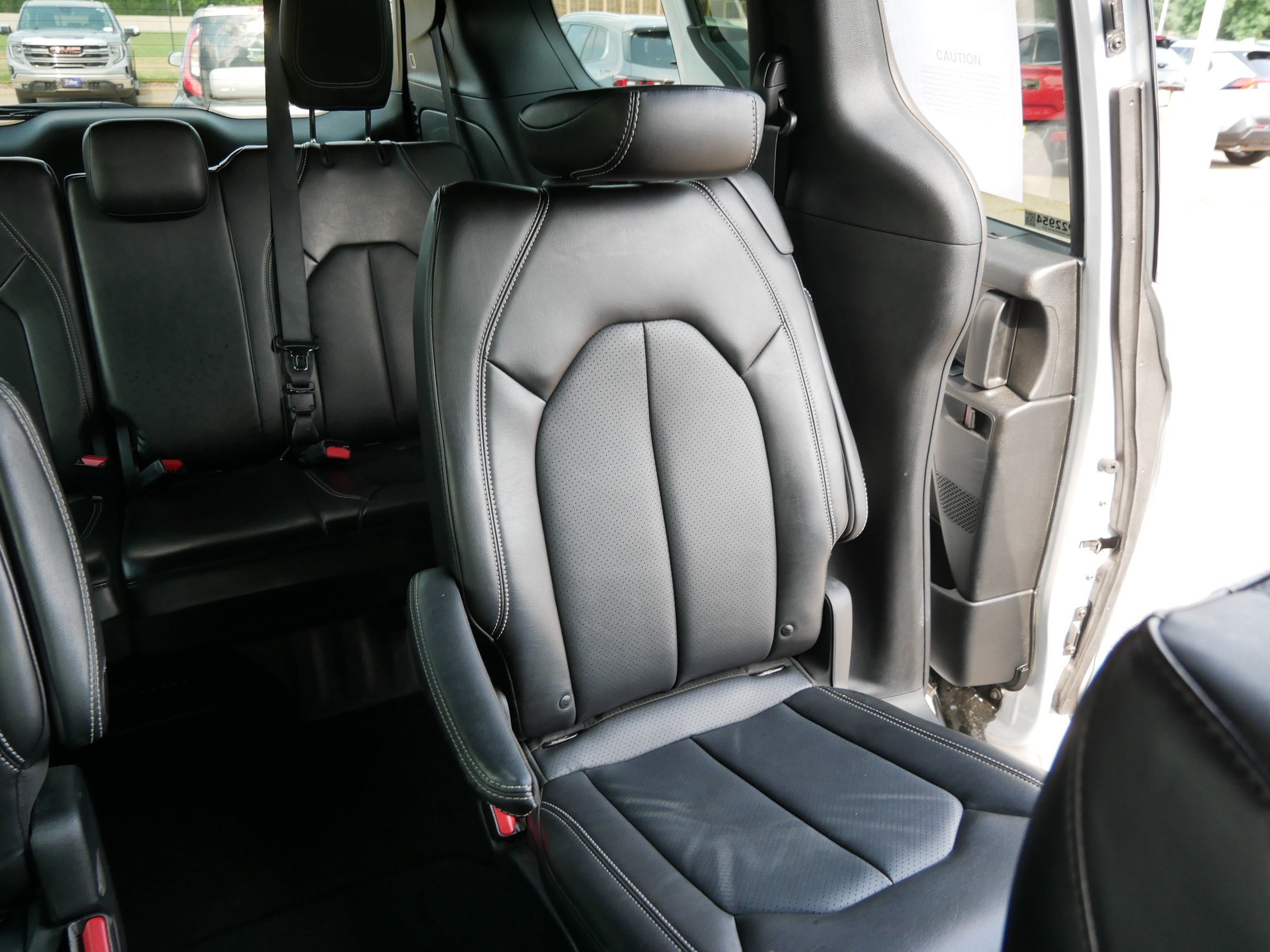 Used 2025 Chrysler Pacifica Select FWD image 14