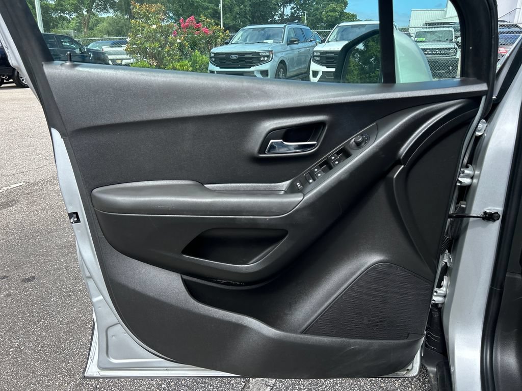 Used 2019 Chevrolet Trax LT w/ LT Convenience Package FWD image 9