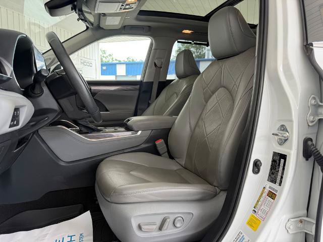Used 2023 Toyota Highlander Platinum FWD image 6