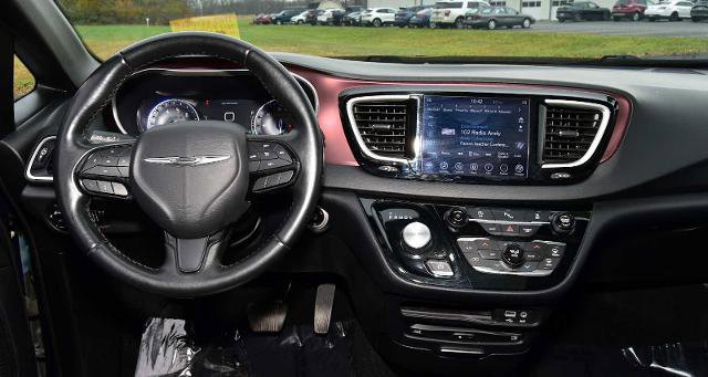 Used 2020 Chrysler Pacifica Touring-L image 19